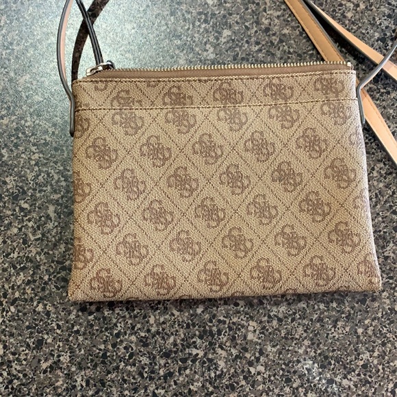 Like New GUESS purse 😍 - Picture 3 of 4